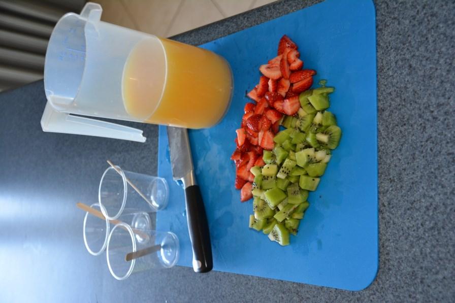 Strawberry Kiwi Frozen Treats Serves: 20 Green Ingredients 1. 1.5 cups 99% orange juice 2. 2 cups water 3. 2 kiwi fruit 4.