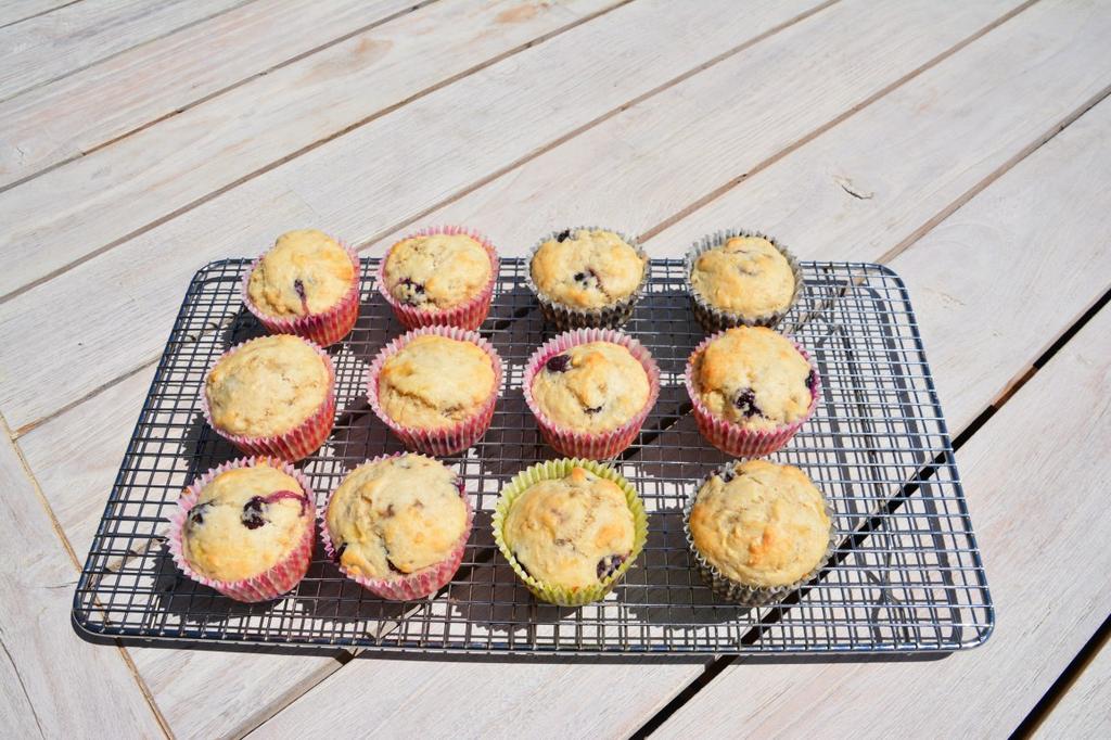 Banana Blueberry Muffins Serves: 12 Amber Ingredients 1. 1-2 ripe bananas 2. 1 punnet fresh blueberries or 1 cup frozen blueberries 3. 1 cup white self-raising flour 4.