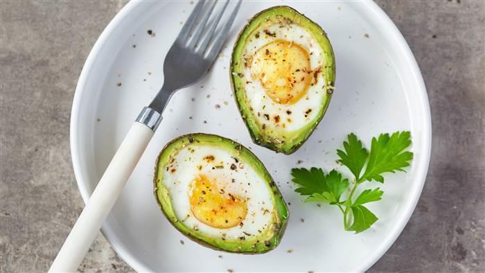 2 Baked Egg in An Avocado 1 avocado 1 egg Salt and pepper to taste 1. Preheat oven to 425 F. 2. Slice avocado in half. 3. Scoop out pit to create hole for the egg. 4. Place avocado in a small baking cup.