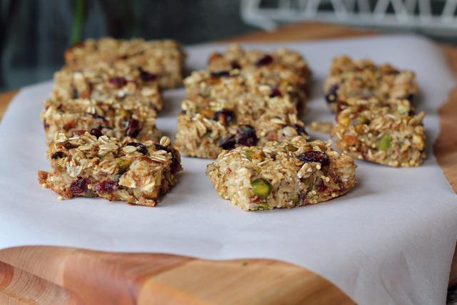 3 Baked Oatmeal Bar 2 cups uncooked quick-cooking oats 1/2 cup packed brown sugar 1/3 cup raisins 1 tablespoon chopped walnuts 1 teaspoon baking powder 1 1/2 cups fat-free milk 1/2 cup applesauce 2