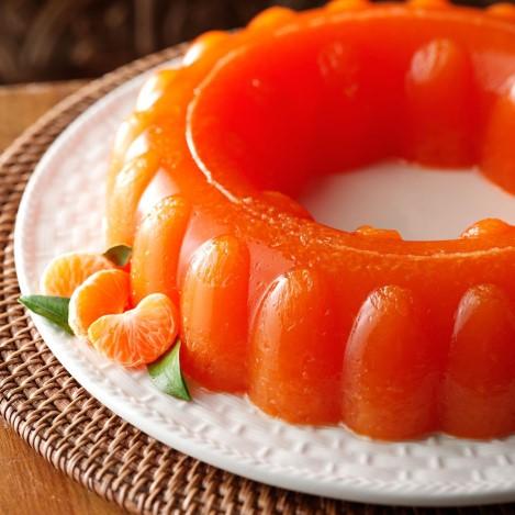 Jazzy Gelatin Salad Jel-Ring Pizza 2 1 package (6 oz.) orange gelatin 2 cups boiling water 1 cup ice cubes 1 can (15 oz.