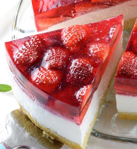 Strawberry Cheesecake Dessert ¾ cups boiling water 1 packages (3 oz.) JELL-O Strawberry Flavor Gelatin ½ cup cold water 1½ cups sliced strawberries 1 pkg.
