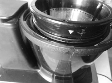 Note that the triangle mark on the strainer needs to align with the triangle mark on the juicing bowl.