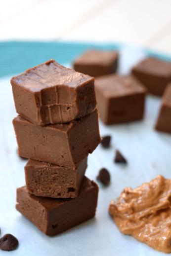 Chocolate Peanut Butter Fudge 1/2 cup peanut butter, all-natural 1 large banana 1 teaspoon vanilla extract 2 tablespoon coconut oil 2 tablespoon maple syrup, pure 1 tbsp cocoa powder, unsweetened 1.