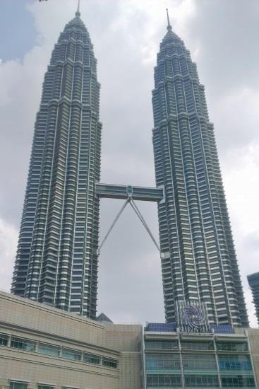 DAY #4 PETRONAS TWIN TOWER SKYBRIDGE VISIT & DEPARTURE 0900 After breakfast, check out and proceed transfer to KLCC Skybridge visit.