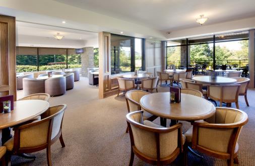 HALFWAY CAFÉ Located on the North corner of the Clubhouse at Hole 10, guests can enjoy a variety of on-the-go items, including sandwiches, sausages, hot dogs, alcoholic & non-alcoholic drinks,
