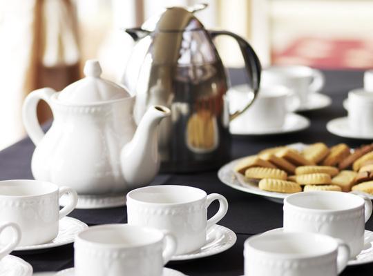 5%) Afternoon Tea Afternoon cream tea is available customised to suit your needs.