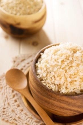 Carbs brown rice with onions and garlic Yield: 6 servings You will need: cutting board, knife, saucepan with a lid, wooden spoon, measuring cup 1 T olive oil 2 cloves garlic, minced 1/2 an onion,