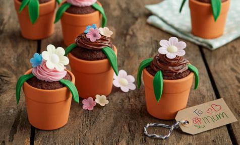 4 Put cupcakes inside terracotta pots to display.