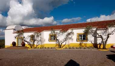 The Herdade do Peral estate benefits from its proximity to Évora,