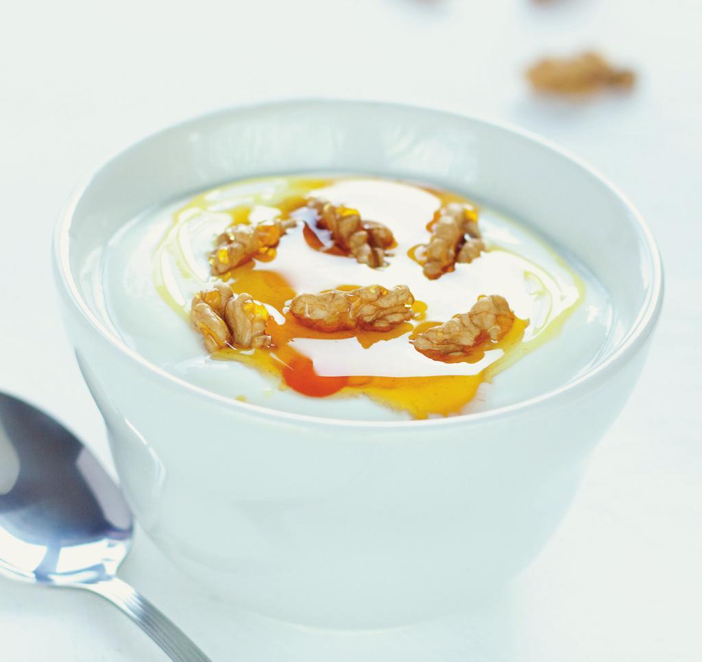 Refreshing and healthy 7 GREEK YOGURT WITH HONEY AND WALNUTS 3 SERVINGS 3 cups plain Greek yogurt 1 cup walnut kernels 1/2 cup walnut cake linseed or sunflower seeds 2 tablespoons