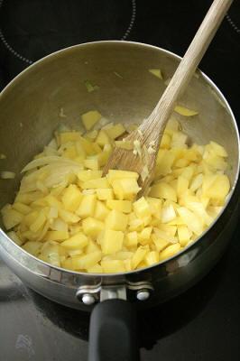 Method 1. Finely chop Garlic. Roughly dice potatoes and Onion.