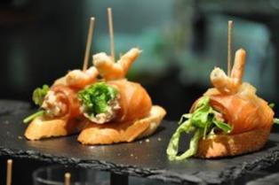 invite you to enjoy wine tasting and pintxos to welcome you to the Basque