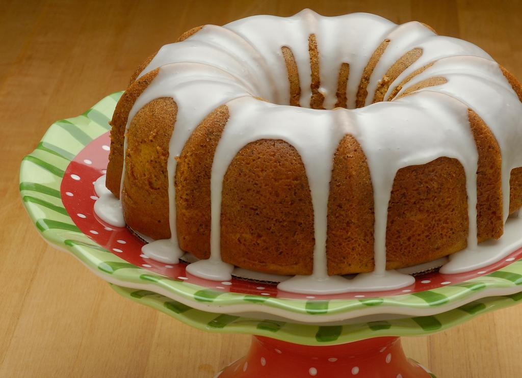 Desserts Poppy Seed Cake with Almond Glaze Serves The poppy seed cke Preheat oven to 0 degrees F.