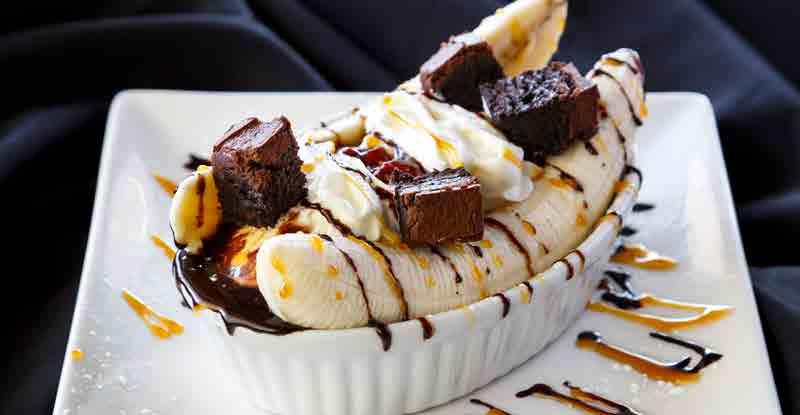 99 Chocolate Brownie Banana Split Vanilla Ice Cream / Fresh Banana / Chocolate Brownie / Whipped Cream Strawberry, Chocolate & Caramel