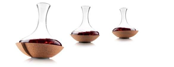 The recess in the bottom of the decanter ensures that it stays in place.