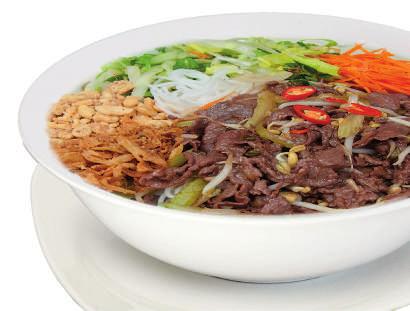 Typická porce Vietnamese speciality with roasted beef and rice noodles, salad, bean sprouts, peanuts, 36.