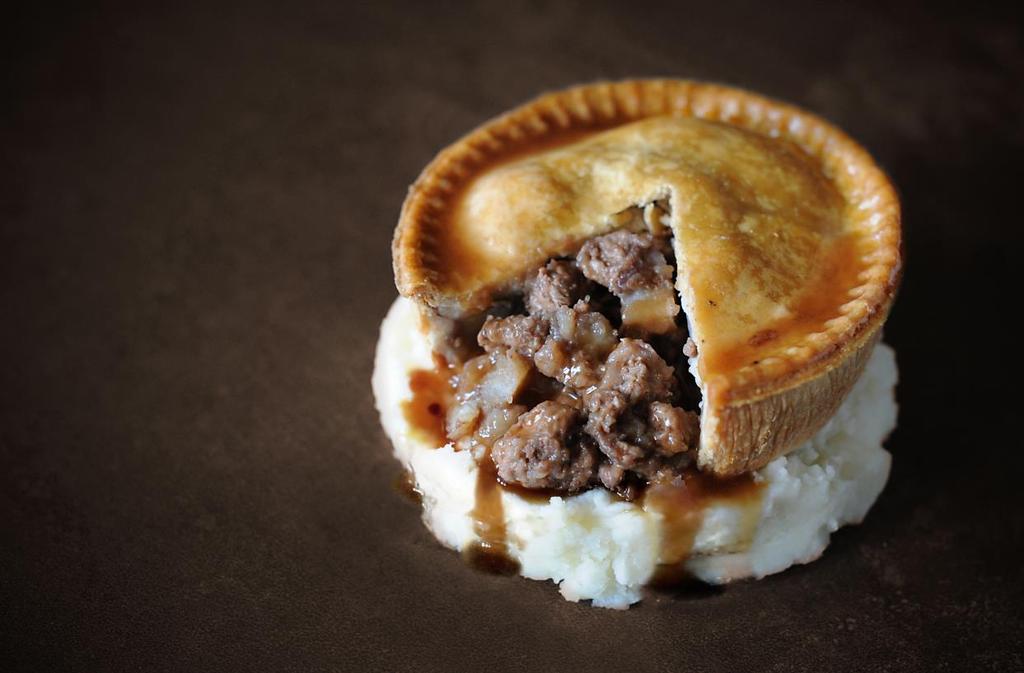 Classic Hot Pies Classic Mince and Onion Pie 225g 680g Best minced beef with onions in a meaty gravy, encased in a delicious short crust pastry Classic