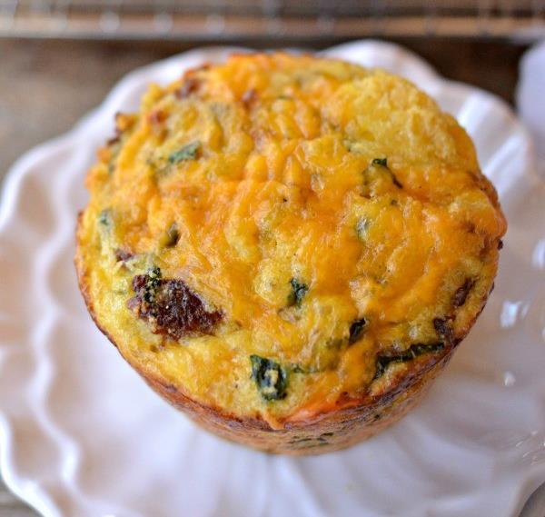 5. Sausage and Kale Muffins Ingredients: 8 ounces sausage 1/2 cup diced onion 1 cup of shredded kale 3 cups crumbled cornbread 5 eggs 1/2