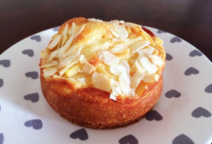 APPLE & ALMOND TEACAKE 4 apples 125g caster sugar 125g butter (softened) 2 eggs 1 tsp vanilla extract 125g self-raising flour ½ cup flaked almonds 10.
