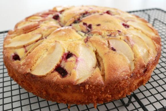 APPLE & BERRY TEACAKE 10. 1 1 1 Grease the bottom and sides of a 22cm springform pan. Line the base with baking paper.