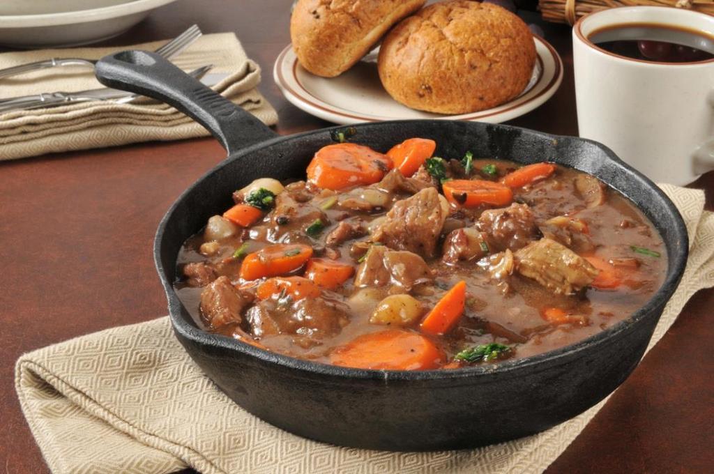 ITALIAN BEEF STEW INGREDIENTS 500g stewing beef 400ml beef stock or red wine 2 red onions, quartered 1 red pepper, chopped 1 green pepper, chopped 2 carrots, chopped 2 garlic cloves, finely chopped 1