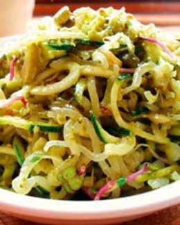 kelp noodles ½ packet of Kelp noodles (soaked in water with citrus juice for at least 2 hours), 1 spiralised courgette 6 olives sliced ½ cup capers ½ cup alfalfa sprouts 3 tbsp raw pesto Mix all the