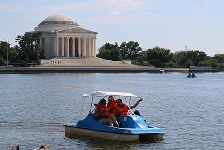 ABOUT WASHINGTON, DC FAMOUS LANDMARKS: The White House, The Washington Monument, The Lincoln Memorial, The Capitol Building, 11 Smithsonian Museums CUISINES WITHIN A 20-MINUTE WALK: TRANSPORT WITHIN