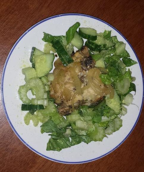 Slow Cooked Chicken 100 chicken breast 1/2 onion sliced 1 crushed garlic clove 2 tsp seasoning of choice 1 TBS apple cider vinegar 1 TBS juice of a lime chopped lettuce, celery and