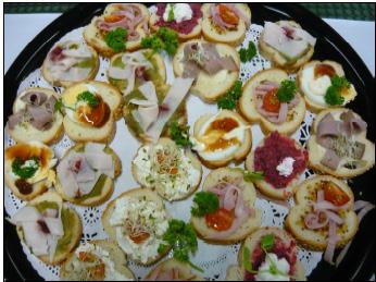 Makes: 50 serves Mini open sandwiches 2 long French bread sticks cut into 20-30 slices each Choose from a variety of toppings Sliced egg on reduced fat mayonnaise, drizzle lightly with sweet chilli