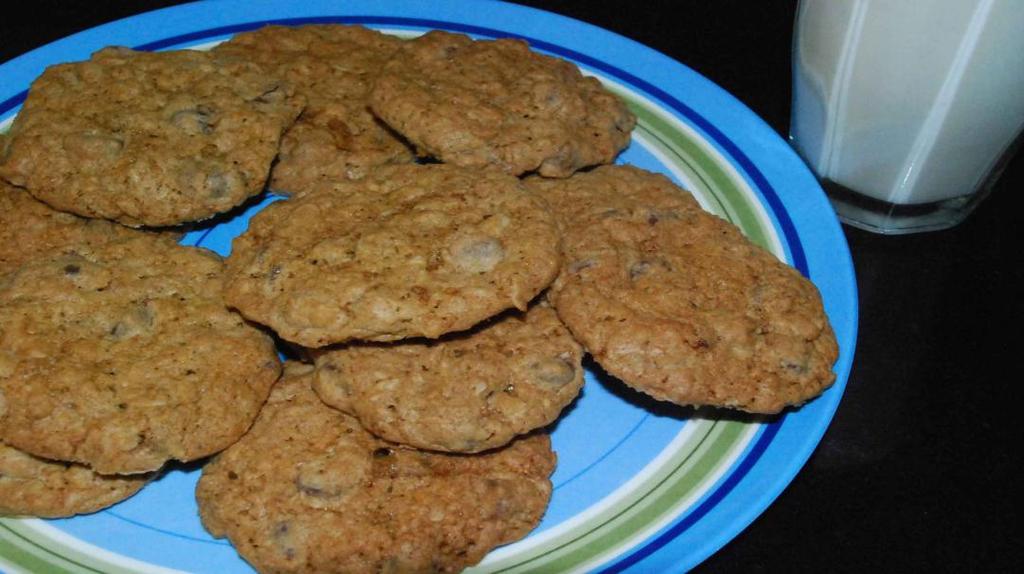 November 2010 First Lady s First Rate Cookies 1½ c all purpose flour 1 t salt 1 t baking soda 1 c solid vegetable shortening ½ c granulated sugar 1 c light brown sugar packed firm 1 t vanilla extract