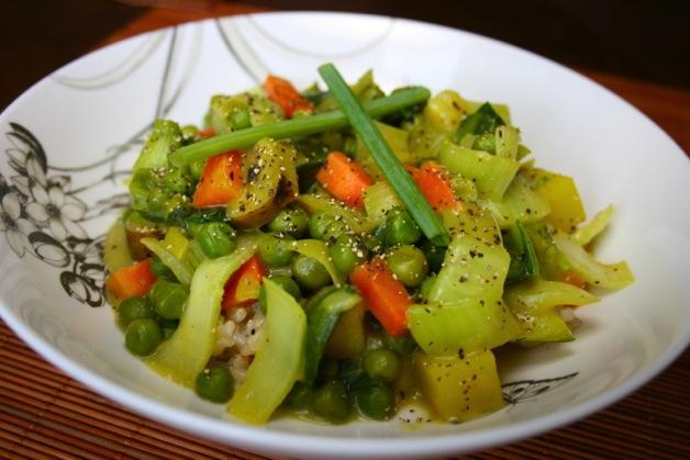 Lunches and Dinners Green Pea Dal with Pasta 2 servings Day 1 + previous day s dinner 1tsp curry powder 400g (4oz) frozen green peas 1 potato, don t peel if organic (about 70g, 2.47oz) 250g (8.
