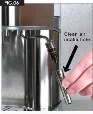 Keeping it clean IMPORTANT: the steam nozzle should be cleaned after each use in order to avoid build up of milk deposits that are very difficult to clean.