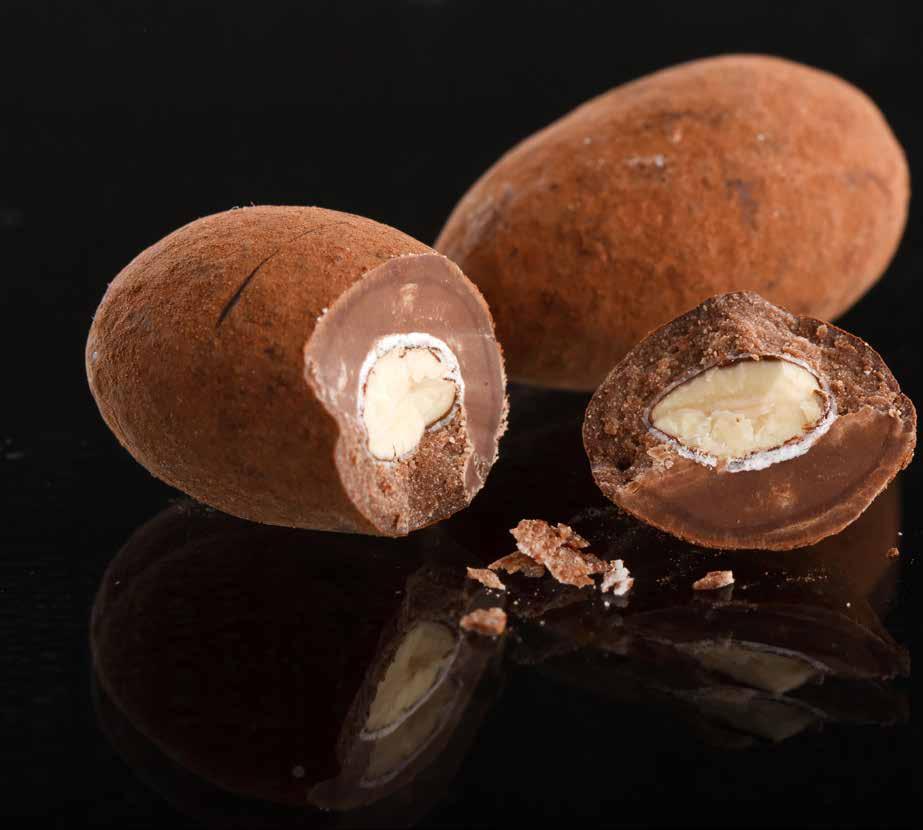 ALMONDS IN MILK CHOCOLATE & CINNAMON Paper bag Motive: Prague Castle Milk chocolate, almonds, Ceylon cinnamon Netto