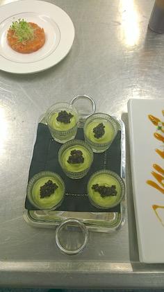 CANAPÉ SELECTION (1) BRAISED BEEF CHEEK IN MINI YORKSHIRE PUDDINGS (1)