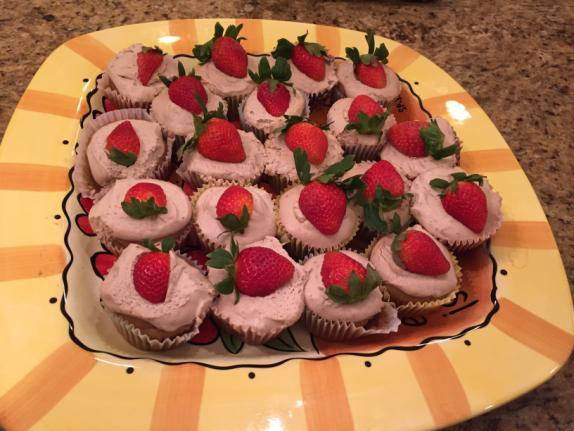 Strawberry Cupcakes 2½ cups blanched almond flour 4 scoops vanilla protein powder ¾ teaspoon baking soda ¼ teaspoon sea salt ⅔ cup honey 1/2 cup coconut oil, melted 4 large eggs, room temperature 1