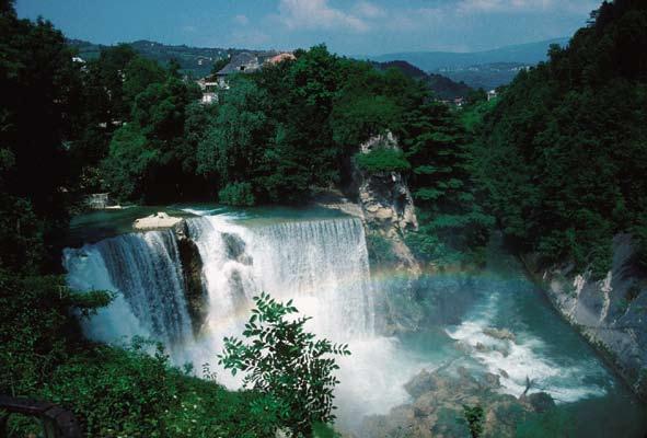 Thác nước ở Bosnia Herzegovina chính sách lập quy hoạch sẽ đưa ra những câu hỏi như: Tất cả các phương án cung cầu đối với công tác quản lý và cung cấp dịch vụ về nước có được đánh giá không?