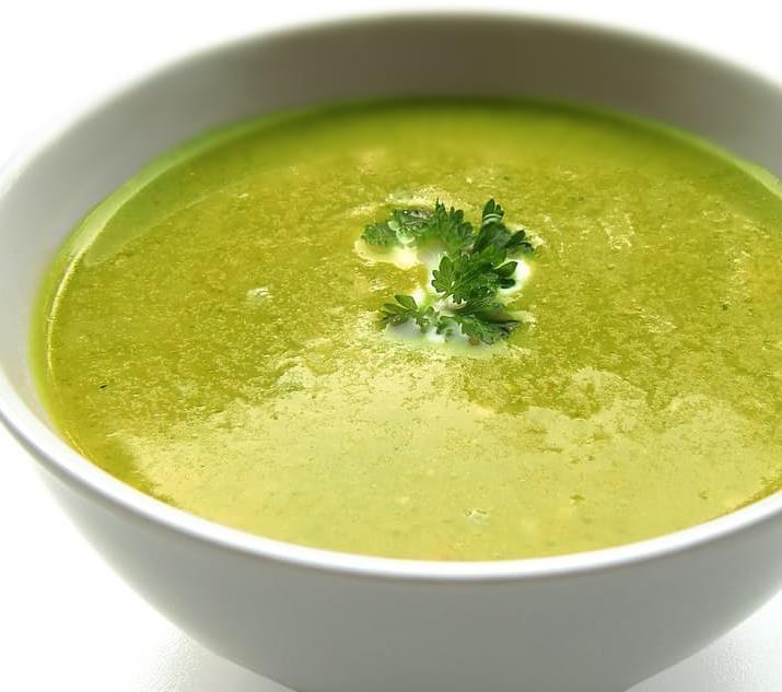 Rocket & Courgette soup Low carb snacks & soups 1 Onion (Finely diced) 1 tsp olive oil 4 Courgettes (grated) 100g rocket leaves (Roughly chopped) 850ml vegetable stock 1 Cook the onion in the olive