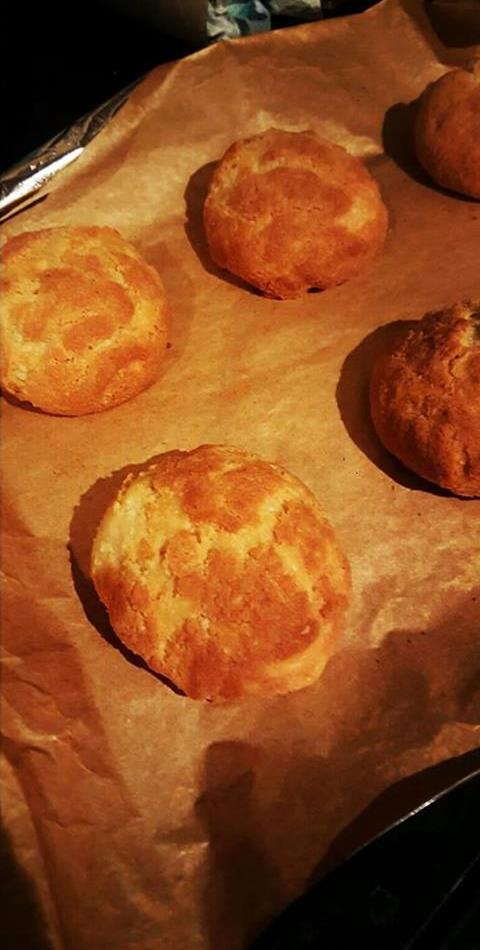 Cheese scones Low carb treats 1 Egg 150g Almond flour 1tsp baking powder 50g butter 50ml double cream 80g cheese Salt Pepper 1 Mix the butter in to the almond flour until it become a sand like