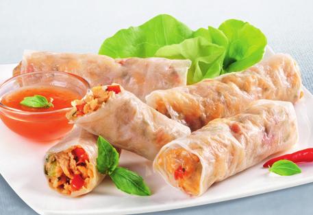 CHINESE E SPRING ROLLS 200 g of minced chicken ¼ red pepper and ¼ green pepper, thinly sliced 2 stems of Thai basil, thinly sliced 1 pinch of chilli powder ½ clove of chopped garlic 1 or 2 tsp of