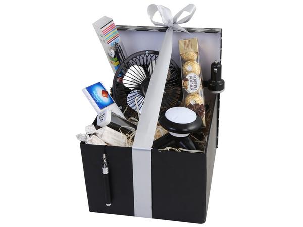 It includes 6 x stainless steel knives in knife block, pepper grinder, 200g Ferrero Rocher 16 piece box, 1 x Lindt 3 piece gift box and 1 x Lindt slab. R 579.