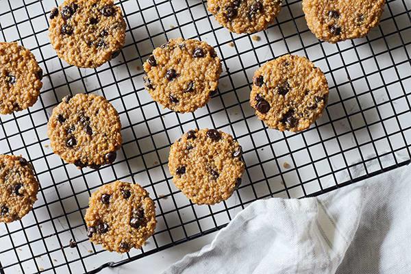 Peanut Butter Chocolate Chip Cookies Ingredients Nonstick cooking spray 2 cups cooked quinoa 1/2 cup all-natural peanut butter 5 Tbsp. pure maple syrup 1 dash sea salt (or Himalayan Salt) 1 tsp.
