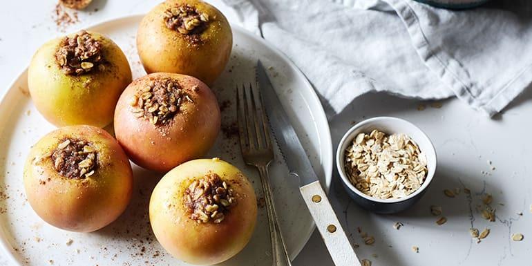 Ingredients Slow Cooker Baked Apples Directions 5 medium Cortland (or Honey Crisp, Macintosh or Mutsu) apples 1/2 cup whole wheat flour 1/2 cup dry old-fashioned rolled oats 1/4 cup coconut sugar 1/2