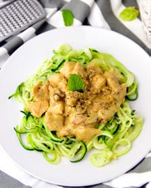 Chicken Alfredo with Zoodles Creamy parmesan bacon and chicken Alfredo with zucchini noodles, a skinny, tasty and healthy dinner made in 30 minutes {gluten-free, low-carb, clean}.