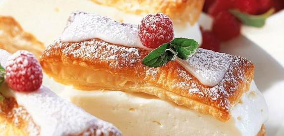 Vanilla Cream Slices Ingredients for 10 portions 540 g Puff pastry, = 2 packages For the cream 1000 g QimiQ Classic Vanilla, unchilled 160 g Sugar 500 ml Cream 36% fat, whipped QimiQ Classic Vanilla