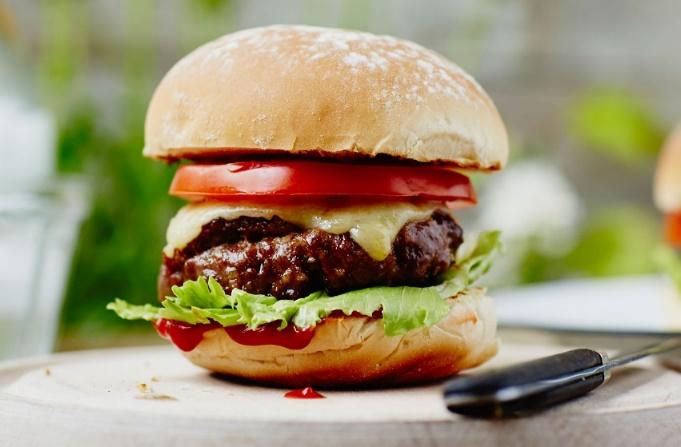 Burgers 1 small onion, peeled and diced 500g good- quality beef mince 1 egg 1 tbsp vegetable oil 4 burger buns 1. Tip the beef into a bowl with the onion and egg then mix. 2.