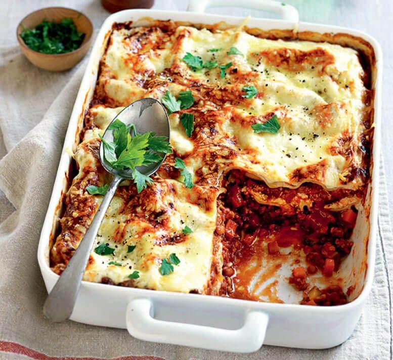 Classic Lasagne For the meat sauce 200g minced beef 450g can chopped tomatoes 1 medium onion 1/2 green pepper (optional) 1 beef stock cube 1 clove garlic Pinch mixed herbs Pinch black pepper 75g