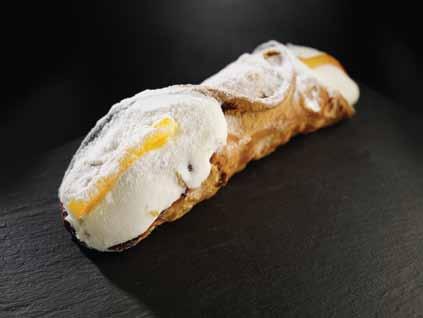 INDIVIDUAL DESSERTS 0575 CANNOLO SICILIANO TORTINA DELLA NONNA 0451 Patisserie cream with a hint of lemon on a