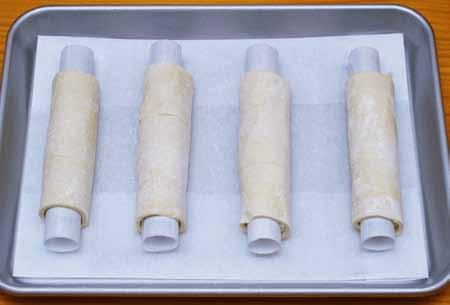 7 6 Arrange the pastry rolls on a baking sheet.