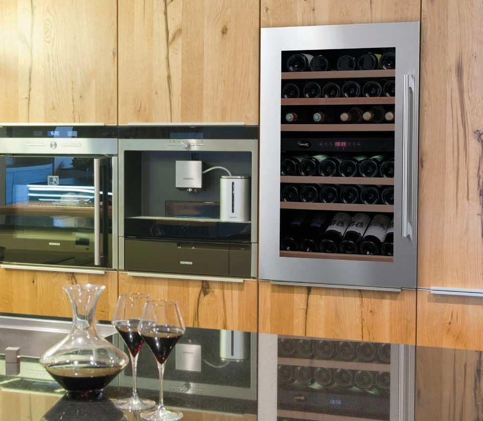 Built-in column DOUBLE COMPARTMENT CLI45 41 bottles 59,5 (W) x 55,7 (D) x 88,7 (H) Reversible glass door, stainless steel frame Double compartment Thermometer with red 5 fixed wooden shelves and 1